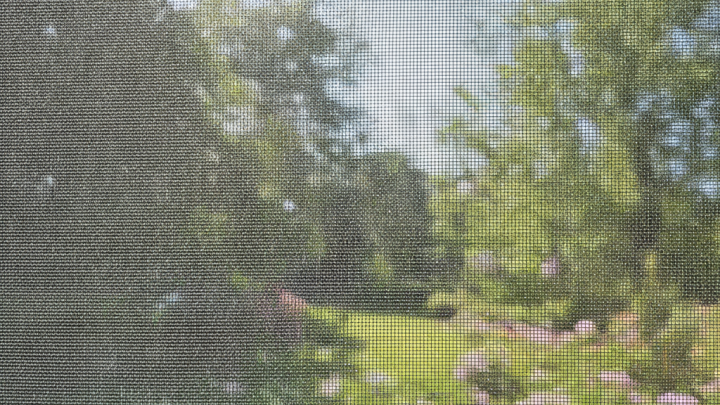 방충망 청소 후 깨끗해진 방충망과 창틀